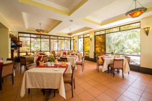Waridi Paradise Hotel and Suites tesisinde bir restoran veya yemek mekanı
