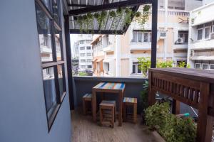 un balcone con tavolo e sedie su un edificio di Pann Residence a Bangkok