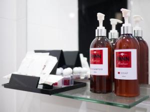 due bottiglie di vino sedute su una mensola di vetro di Pann Residence a Bangkok Altre 31 foto