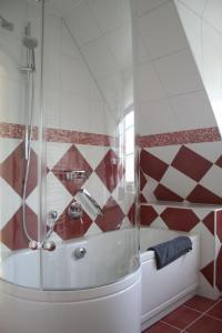 ニーブルムにあるHausteil Webstube Föhrの赤と白のタイル張りのバスルーム(シャワー付)