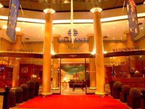 eine Lobby mit Säulen und einem roten Teppich in einem Gebäude in der Unterkunft Amarante Cannes in Cannes