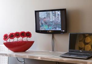 a laptop computer sitting on a table with a tv at Hotel Salbatoreh in Beasain