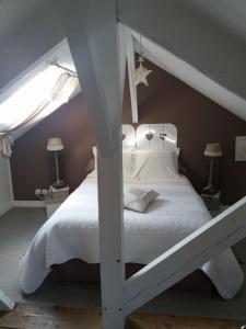 ペロンヌにあるル コック アン パットのベッドルーム1室(白いベッドカバー付きの二段ベッド1組付)