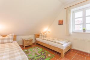 Postel nebo postele na pokoji v ubytování Feriendorf am Bakenberg + 37 fotografií