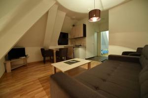 een woonkamer met een bank en een tafel bij Dvori Apartments in Kopaonik