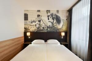 1 dormitorio con 1 cama con una foto de un caballo en Hotel Lucia, en Viena