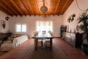 - un salon avec une table et un canapé dans l'établissement Can Juan Pedro, à La Mola