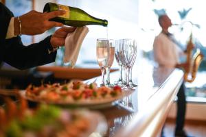 Nápoje v ubytování Constantinou Bros Asimina Suites Hotel