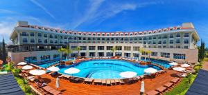Bazén v ubytování Meder Resort Hotel - Ultra All Inclusive nebo v jeho okolí