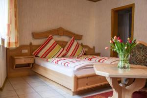 Un pat sau paturi într-o cameră la Hotel Garni Eckschänke