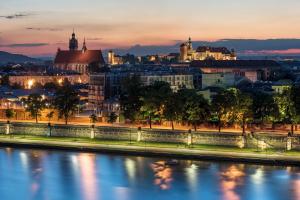a city panorama at night with a river w obiekcie Yourplace XXS Apartments w Krakowie
