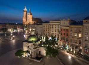 widok na miasto w nocy z wieżą zegarową w obiekcie Yourplace XXS Apartments w Krakowie