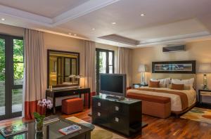 um quarto de hotel com uma cama e uma televisão em Mantis No5 Boutique Art Hotel em Port Elizabeth
