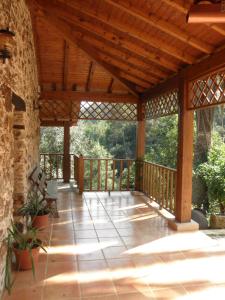 eine Außenterrasse mit einer hölzernen Pergola in der Unterkunft Casa Velha in Figueiró dos Vinhos