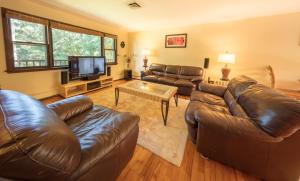 TV a/nebo společenská místnost v ubytování Hampton Bays 4bdr all Q size,IG Pool,Billiard,dis