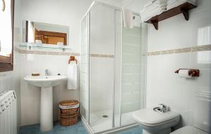 y baño con ducha, aseo y lavamanos. en Apartamentos El Pradón de Santa Marina, en Parres de Llanes