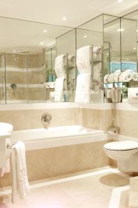 Een badkamer bij Twelve Apostles Hotel & Spa