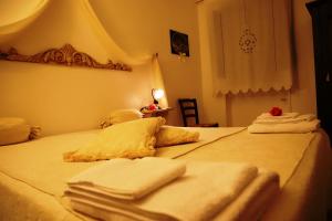1 dormitorio con 2 camas y toallas. en masseria LAMA DI GALIZIA en Ostuni