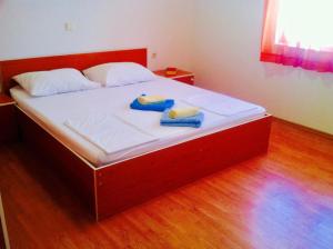 ein Schlafzimmer mit einem Bett mit Handtüchern darauf in der Unterkunft Pljesa Apartments in Supetarska Draga