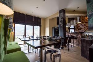 Kuchyň nebo kuchyňský kout v ubytování Forest Suites Boutique Hotel
