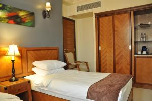 Ένα ή περισσότερα κρεβάτια σε δωμάτιο στο La Rosa Hotel By Brother International