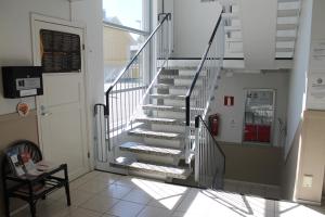 un escalier en colimaçon dans un bâtiment avec porte dans l'établissement Santa's Hotel Rudolf, à Rovaniemi