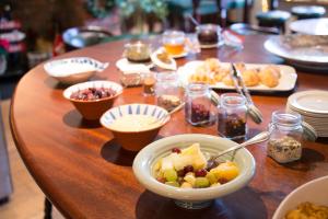 uma mesa de madeira com uma tigela de comida em Connemara Lake Hotel em Oughterard