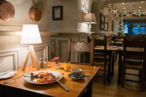 un piatto di cibo su un tavolo con una lampada di Connemara Lake Hotel a Oughterard