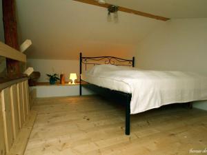 a bedroom with a bed in the corner of a room at Ferienwohnung Bornhöft in Burg