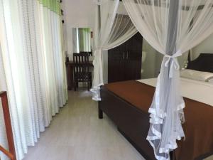 Cama ou camas em um quarto em Kandy Waters