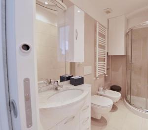 ミラノにあるP&D Apartments Navigli Ripa Ticineseの白いバスルーム(洗面台、トイレ付)