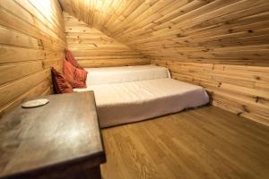 a small room with a bed in a wooden cabin at Chalet Riba in Arinsal