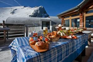 a table with baskets of food on top of a mountain at Ferienwohnungen Karwendelbahn in Mittenwald