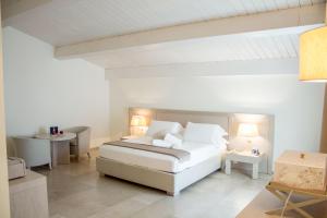 Кровать или кровати в номере Relais Histò San Pietro Sul Mar Piccolo