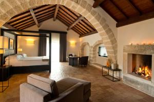 Кровать или кровати в номере Relais Histò San Pietro Sul Mar Piccolo