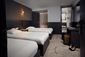 a hotel room with two beds and a bathroom at Belfort Hotel in Amsterdam
