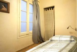 バルセロナにあるGaudi Apartment 2のベッドルーム(ベッド1台、窓付)