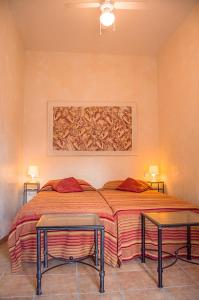 バルセロナにあるGaudi Apartment 2のベッドルーム1室(大型ベッド1台、テーブル2台付)