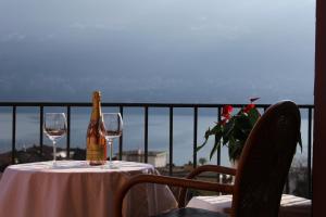 een fles champagne en twee glazen op een tafel bij Casa Annita in Locarno