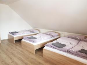 Uma cama ou camas num quarto em Apartmány TAS