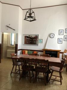 LʼAnnunziataにあるI Pippoのダイニングルームテーブル(椅子付)、壁掛け時計
