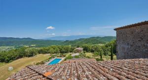 Lucolena in ChiantiにあるLa Ghiandaia Casa Vacanzaのスイミングプール付きの家屋の空中ビュー