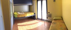 ein kleines Zimmer mit 2 Betten und einem Spiegel in der Unterkunft La Petite Maison in Ateleta
