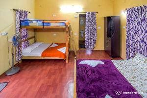 Katil dua tingkat atau katil-katil dua tingkat dalam bilik di Sahyadri Homestay wayanad