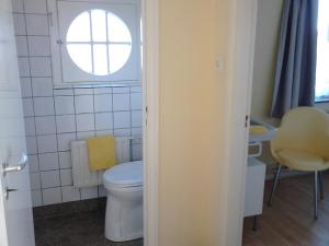 ドンブルグにあるCasadomburg 3の小さなバスルーム(トイレ、窓付)が備わります。