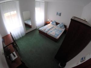 Łóżko lub łóżka w pokoju w obiekcie Pension San Francisco
