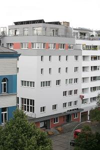 un gran edificio blanco con muchas ventanas en CVJM Jugendgästehaus Berlin en Berlín