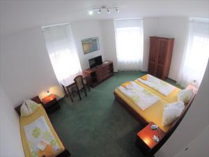 widok z góry na sypialnię z dwoma łóżkami w obiekcie Pension San Francisco w Wiedniu