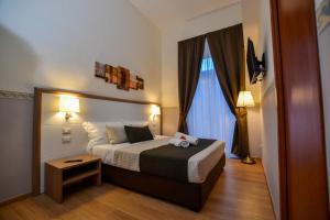 una camera d'albergo con letto e finestra di B&B AL VIALE a Foggia