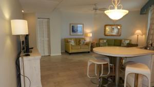 戴通納海灘的住宿－2 BR Resort Condo Direct Oceanfront Wyndham Ocean Walk - Daytona Funland 1601，客厅配有桌子和沙发